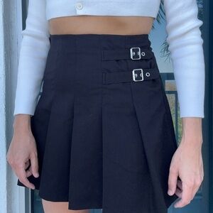 H&M black pleated buckle mini skirt